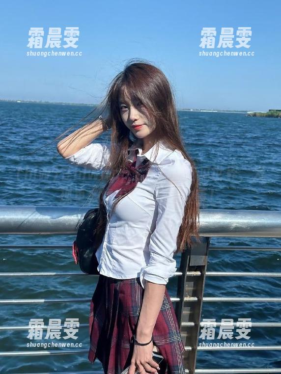 在hlwapp上，畅游吃瓜世界，发现更多娱乐圈的精彩故事！