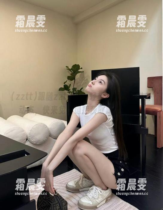 跟随zztt21，轻松掌握热门八卦动态，快来免费链接获取深度解析！